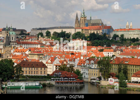 Blick von der Altstädter Brückenturm über die Moldau in Richtung Prager Burg mit Veitsdom, Prag Stockfoto