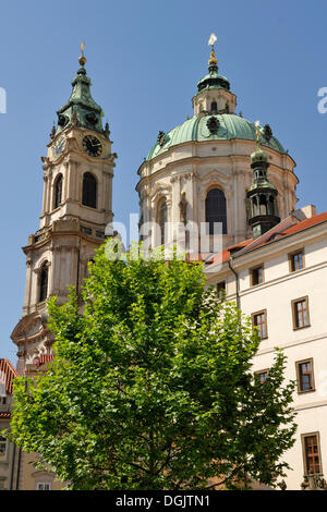 Turm und Kuppel der Barock Kirche von St. Nikolaus, designed by Kristof und Ignaz Dientzenhofer, Prag, Tschechische Republik Stockfoto