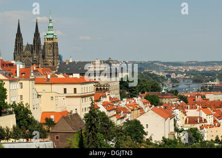 Blick vom Kloster Strahov in Prag, die gotische St.-Veits-Kathedrale und die Vltava River, Tschechische Republik Stockfoto