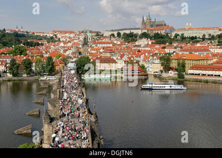 Blick von der Altstädter Brückenturm mit Blick auf die Moldau, Karlsbrücke mit Touristen, Burgviertel Hradschin Stockfoto