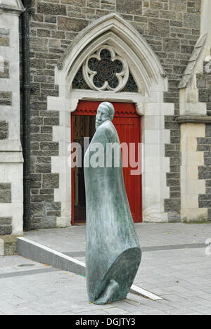 Bronzestatue eines Mönchs außerhalb Christchurch Cathedral, Cathedral Square, Christchurch, Südinsel, Neuseeland Stockfoto