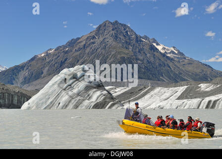 Eisberge und einem Ausflugsschiff auf der Tasman Lake, vor Mount Chutley, Mount Cook Nationalpark, Südinsel, Neuseeland Stockfoto