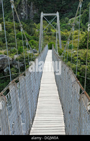 Fußgänger-Hängebrücke über Hooker River, Mount Cook Nationalpark, Südinsel, Neuseeland Stockfoto