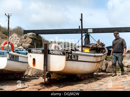 Ein Cornish Fischer und sein Boot auf der Slipanlage in Penberth Cove. Stockfoto