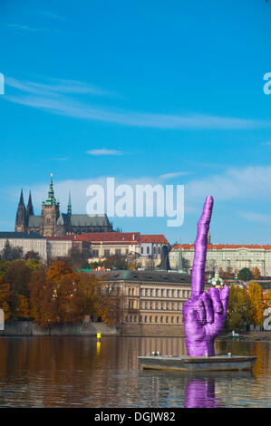 Prag, Tschechische Republik. 22 Okt, 2013. David Cerny die Skulptur Mittelfinger auf der Burg, die den Präsidenten und die Regierung des Landes vor Ende Oktober 2013 Wahlen in Prag in der Tschechischen Republik Europa zeigen Stockfoto