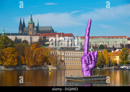 David Cerny die Skulptur Mittelfinger auf der Burg, die den Präsidenten und die Regierung des Landes vor Ende Oktober 2013 Wahlen in Prag in der Tschechischen Republik Europa zeigen Stockfoto