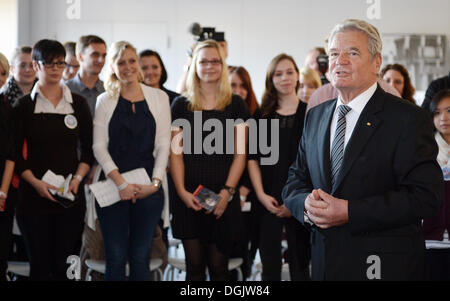 Berlin, Deutschland. 22. Oktober 2013. German President Joachim Gauck (R) spricht mit Berufsschüler aus Greifswald und Osnabrück in Hohenschönhausen Stasi Gedenkstätte in Berlin, Deutschland, 22. Oktober 2013. Foto: BERND VON JUTRCZENKA/Dpa/Alamy Live-Nachrichten Stockfoto