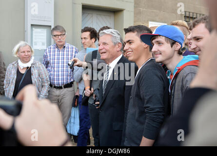 Berlin, Deutschland. 22. Oktober 2013. German President Joachim Gauck (C) spricht mit Berufsschüler aus Greifswald und Osnabrück in Hohenschönhausen Stasi Gedenkstätte in Berlin, Deutschland, 22. Oktober 2013. Foto: BERND VON JUTRCZENKA/Dpa/Alamy Live-Nachrichten Stockfoto