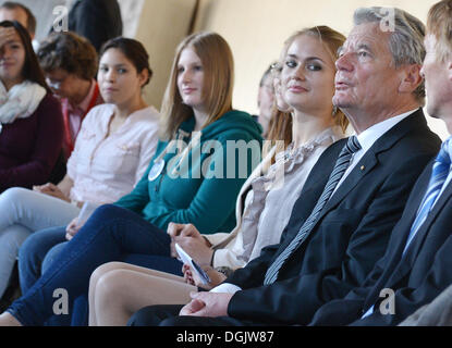 Berlin, Deutschland. 22. Oktober 2013. Der deutsche Bundespräsident Joachim Gauck (2-R) Gespräche mit Berufsschüler aus Greifswald und Osnabrück an der Stasi-Gedenkstätte Hohenschönhausen in Berlin, Deutschland, 22. Oktober 2013. Foto: BERND VON JUTRCZENKA/Dpa/Alamy Live-Nachrichten Stockfoto