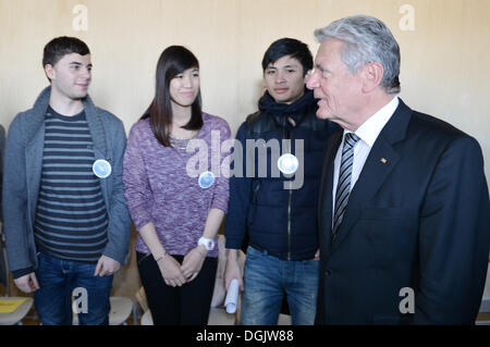 Berlin, Deutschland. 22. Oktober 2013. German President Joachim Gauck (R) spricht mit Berufsschüler aus Greifswald und Osnabrück in Hohenschönhausen Stasi Gedenkstätte in Berlin, Deutschland, 22. Oktober 2013. Foto: BERND VON JUTRCZENKA/Dpa/Alamy Live-Nachrichten Stockfoto