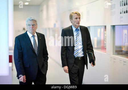 Berlin, Deutschland. 22. Oktober 2013. Bundespräsident Joachim Gauck ist eine Tour der Stasi-Gedenkstätte Hohenschönhausen durch Director Hubertus Knabe (R) in Berlin, Deutschland, 22. Oktober 2013 gegeben. Foto: BERND VON JUTRCZENKA/Dpa/Alamy Live-Nachrichten Stockfoto