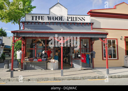 Historische Gebäude, Wolle und Textilien-Shop in den ehemaligen Goldbergbau Stadt Arrowtown, Südinsel, Neuseeland Stockfoto