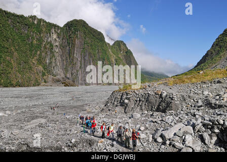 Geführte Gruppe von Touristen auf dem Weg zum Fox Glacier, Südinsel, Neuseeland Stockfoto