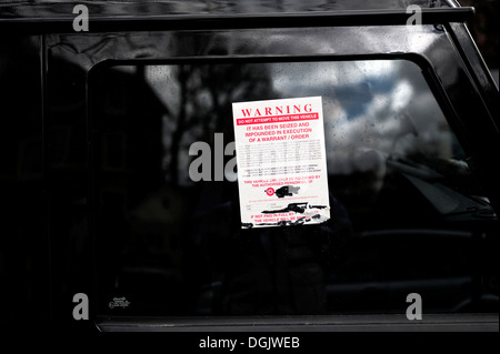 Ein Warnhinweis auf dem Fenster ein falsch geparktes Fahrzeug stecken. Stockfoto