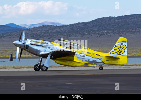 Unbegrenzte Air Racer "Edelmetall" rollt nach einem Hitze-Rennen während der 2013 National Championship Air Races in Reno, Nevada. Stockfoto