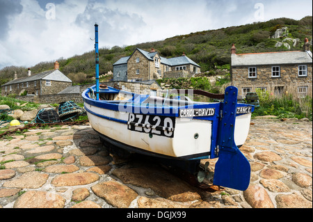 Ein Fischerboot auf dem Slipway am Penberth in Cornwall. Stockfoto