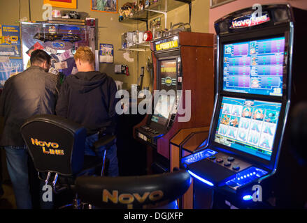 Berlin, Deutschland. 22. Oktober 2013. Polizisten suchen ein Casino Café auf Sonnenallee in Berlin, Deutschland, 22. Oktober 2013. Die Operation war eine Kooperation zwischen der Berliner Polizei, die State Office of Criminal Investigations, Amtes für öffentliche Ordnung und die Senatsverwaltung für Wirtschaft. Mehr als 30 Standorten im Bereich Neukölln von Berlin wurden durchsucht, um illegale Spielautomaten zu suchen. Foto: FLORIAN SCHUH/Dpa/Alamy Live News Stockfoto