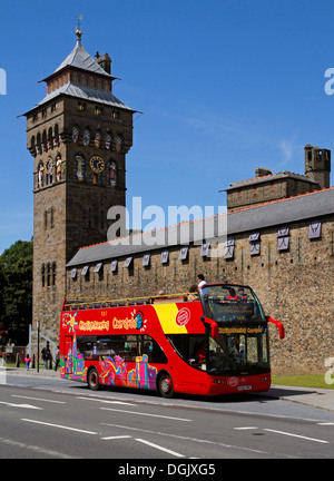 Tourismus-Sightseeing-Bus außerhalb Cardiff Castle. Stockfoto