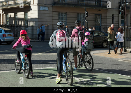 Familie von Radfahrern Menschen Erwachsene und Kinder Kinder Radfahren auf Fahrrädern im Stadtzentrum York North Yorkshire England Großbritannien Großbritannien Großbritannien Stockfoto