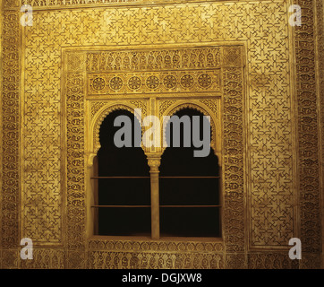 Spanien. Granada. Die Alhambra. Der Säugling Turm. 14.-15. Jahrhundert. Detail der Twin Fenster des Hofes im Obergeschoss. Stockfoto