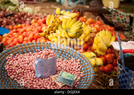 Gemüsemarkt mit Uganda-Schilling in Entebbe, Uganda, Ostafrika. Stockfoto