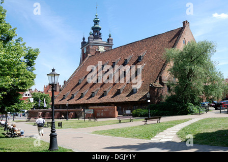 Große Mühle mit dem Turm von St. Catherine Church of Gdansk im Hintergrund - Wielk Mlyn. Stockfoto