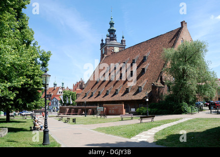 Große Mühle mit dem Turm von St. Catherine Church of Gdansk im Hintergrund - Wielk Mlyn. Stockfoto