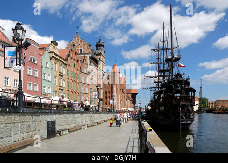 Historische Ausflugsschiff auf der Mottlau in die lange Brücke in Danzig. Stockfoto