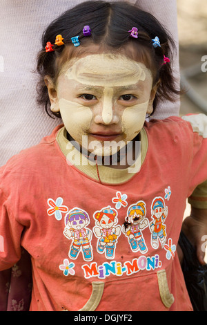 Kleines Mädchen mit Thanaka Make-up in Nyaung Oo Markt in Bagan in Myanmar. Stockfoto