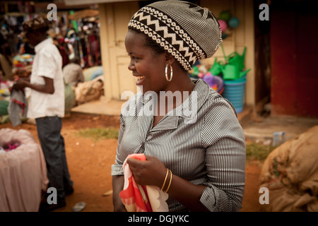 Afrikanische Frau im Markt in Entebbe, Uganda, Ostafrika. Stockfoto