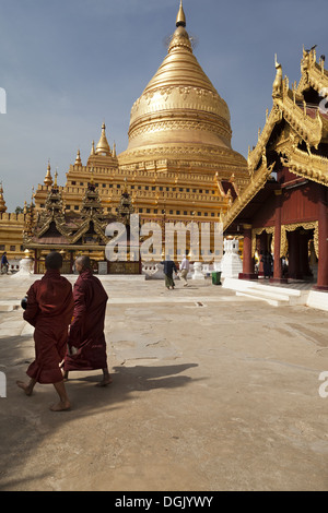 Zwei Mönche zu Fuß in die Shwezigon Pagode in Bagan in Myanmar. Stockfoto