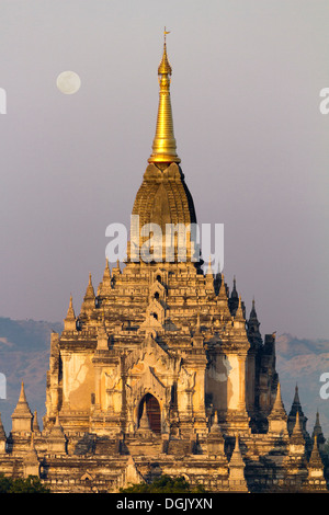 Dawn und Mondaufgang über dem Gawdawpalin Tempel in Bagan in Myanmar. Stockfoto