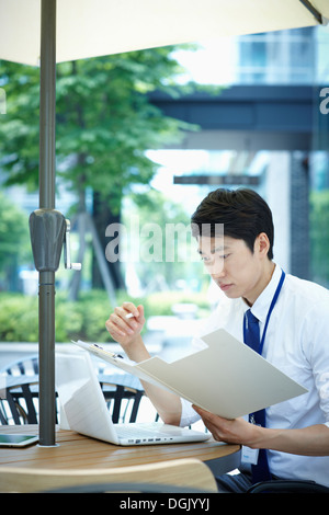 ein Mann mit einem Laptop arbeitet Stockfoto