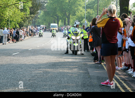 Polizei-Motorräder, die sicherstellen, dass ist der Weg frei für ein Fackelträger in Malvern, England, UK. Stockfoto