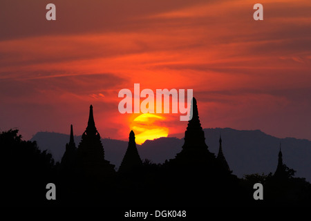 Sonnenuntergang über die Stupas und Pagoden von Bagan in Myanmar. Stockfoto