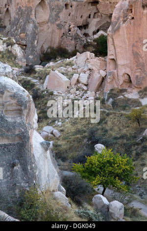 Alte Cavetown in der Nähe von Göreme, Kappadokien, Türkei Stockfoto