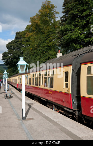 Alte Oldtimer-Zugwagen am Bahnsteig Grosmont NYMR North Yorkshire Moors Railway North Yorkshire England Großbritannien Großbritannien Großbritannien Stockfoto