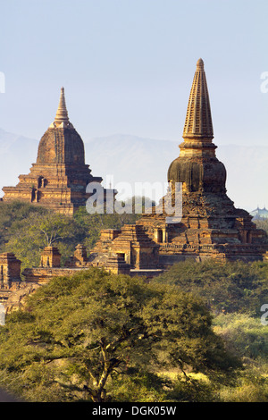 Die Tempel und Pagoden von Bagan in Myanmar in den frühen Morgenstunden. Stockfoto