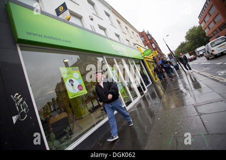 22. Oktober 2013 – Außenansicht der Oakam-Niederlassung für Finanzdienstleistungen und Geldgeber in Shepherd’s Bush, London, Vereinigtes Königreich. Oakam ist ein in Großbritannien ansässiger Kreditgeber, der kurzfristige Kredite und Kreditprodukte anbietet, die hauptsächlich unterversorgten Gemeinden dienen Stockfoto