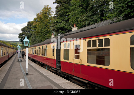 Zug Wagen Wagen auf der Plattform North Yorkshire Moors Railway Grosmont Station North Yorkshire England Großbritannien GB Groß Großbritannien Stockfoto