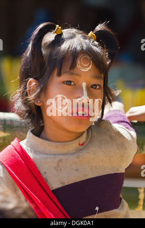 Ein freches kleines Mädchen mit Thanaka Gesicht Dekorationen in Inn Thein Dorf in Myanmar. Stockfoto