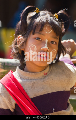 Ein freches kleines Mädchen mit Thanaka Gesicht Dekorationen in Inn Thein Dorf in Myanmar. Stockfoto