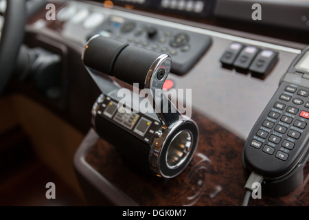 Prinzessin 95 Motoryacht Ruder Steuerelemente auf der Brücke eines luxuriösen Princess yacht. Stockfoto