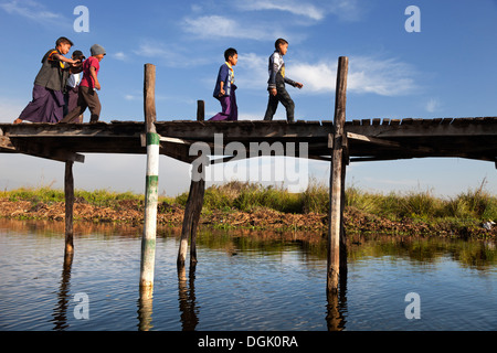 Kinder auf einem Steg von Inle See in Myanmar. Stockfoto