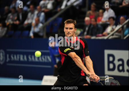 Basel, Schweiz. 22. Oktober 2013. Marco Chiudinelli (SUI) kehrt die Kugel während der 1. Runde von den Swiss Indoors in St. Jakobshalle in Basel, Schweiz am Dienstag, 22. Oktober 2013. Foto: Miroslav Dakov/Alamy Live-Nachrichten Stockfoto