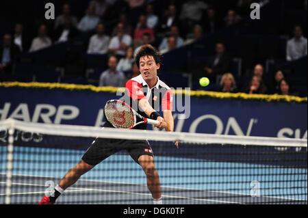 Basel, Schweiz. 22. Oktober 2013. Kei Nishikori am Netz während der 1. Runde von den Swiss Indoors in St. Jakobshalle in Basel, Schweiz am Dienstag, 22. Oktober 2013. Foto: Miroslav Dakov/Alamy Live-Nachrichten Stockfoto