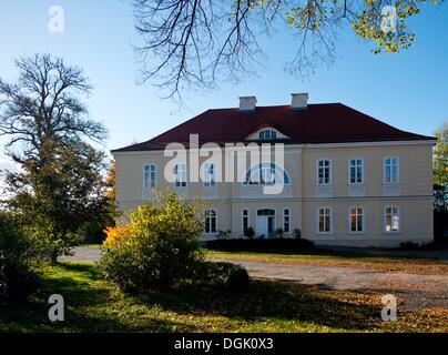 Stuenzner Haus der Familie in Sieversdorf, Deutschland, 18. Oktober 2013. Das Herrenhaus wurde für die Familie Von Strantz nach dem Dreißigjährigen Krieg etwa 1690 erbaut. Die Familie Karbe, später Stuenzner-Karbe, erwarb das Haus im Jahre 1789. Nachdem die Familie am Ende des ersten Weltkriegs vertrieben wurde, wurde die Hälfte des unbeschädigten Haus aus ideologischen Gründen 1947/48 abgerissen. Es stand leer und offen seit dreißig Jahren bis zum Fall der Mauer, als die Familie das Haus Produktbestandteile konnte. Jetzt lebt die dritte Generation im Haus. Foto: PATRICK PLEUL Stockfoto