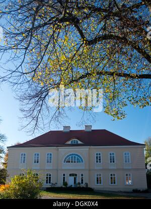 Stuenzner Haus der Familie in Sieversdorf, Deutschland, 18. Oktober 2013. Das Herrenhaus wurde für die Familie Von Strantz nach dem Dreißigjährigen Krieg etwa 1690 erbaut. Die Familie Karbe, später Stuenzner-Karbe, erwarb das Haus im Jahre 1789. Nachdem die Familie am Ende des ersten Weltkriegs vertrieben wurde, wurde die Hälfte des unbeschädigten Haus aus ideologischen Gründen 1947/48 abgerissen. Es stand leer und offen seit dreißig Jahren bis zum Fall der Mauer, als die Familie das Haus Produktbestandteile konnte. Jetzt lebt die dritte Generation im Haus. Foto: PATRICK PLEUL Stockfoto