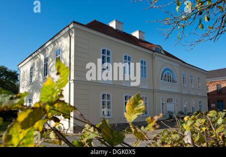 Stuenzner Haus der Familie in Sieversdorf, Deutschland, 18. Oktober 2013. Das Herrenhaus wurde für die Familie Von Strantz nach dem Dreißigjährigen Krieg etwa 1690 erbaut. Die Familie Karbe, später Stuenzner-Karbe, erwarb das Haus im Jahre 1789. Nachdem die Familie am Ende des ersten Weltkriegs vertrieben wurde, wurde die Hälfte des unbeschädigten Haus aus ideologischen Gründen 1947/48 abgerissen. Es stand leer und offen seit dreißig Jahren bis zum Fall der Mauer, als die Familie das Haus Produktbestandteile konnte. Jetzt lebt die dritte Generation im Haus. Foto: PATRICK PLEUL Stockfoto