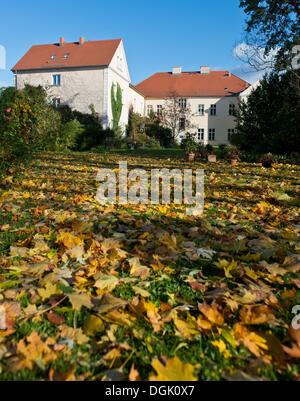 Stuenzner Haus der Familie in Sieversdorf, Deutschland, 18. Oktober 2013. Das Herrenhaus wurde für die Familie Von Strantz nach dem Dreißigjährigen Krieg etwa 1690 erbaut. Die Familie Karbe, später Stuenzner-Karbe, erwarb das Haus im Jahre 1789. Nachdem die Familie am Ende des ersten Weltkriegs vertrieben wurde, wurde die Hälfte des unbeschädigten Haus aus ideologischen Gründen 1947/48 abgerissen. Es stand leer und offen seit dreißig Jahren bis zum Fall der Mauer, als die Familie das Haus Produktbestandteile konnte. Jetzt lebt die dritte Generation im Haus. Foto: PATRICK PLEUL Stockfoto